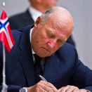 Kong Harald signerer kondolanseprotokollen i Universitetets aula (Foto: Vegard Grøtt / Scanpix)